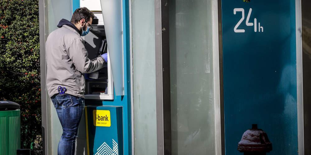 Οι on line συναλλαγές απειλούν το ...ΑΤΜ