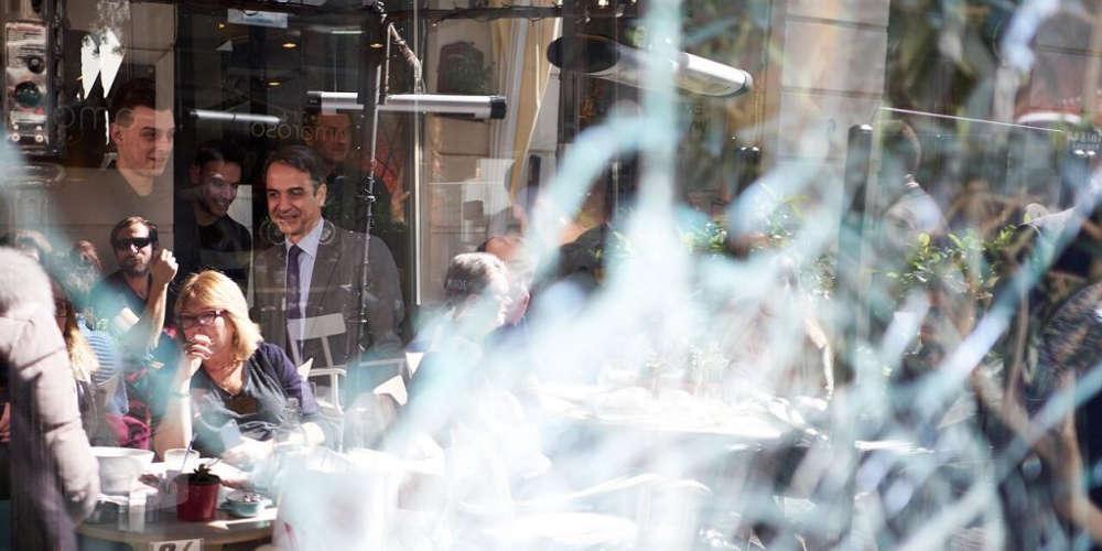 Η βόλτα Μητσοτάκη στην ρημαγμένη Ερμού [εικόνες]