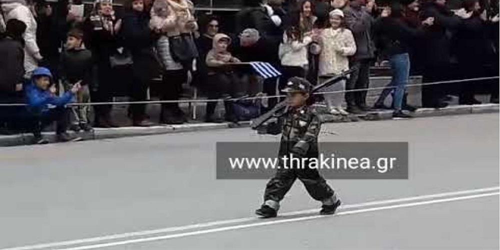 Δίχασε τα social media ο πιτσιρικάς που παρέλασε στα χακί στην Αλεξανδρούπολη [βίντεο]