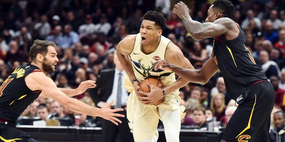 Εκπληκτική εμφάνιση από Αντετοκούνμπο στην νίκη επί των Λέικερς