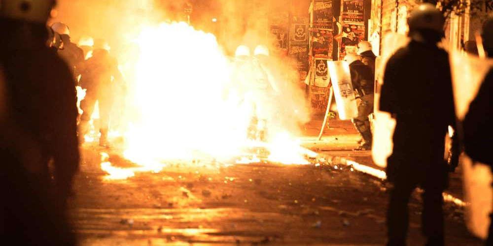 Δολοφονικές μολότοφ: Οι νέου τύπου που χρησιμοποιούν στα Εξάρχεια έχουν φωτοβολίδες [εικόνες]