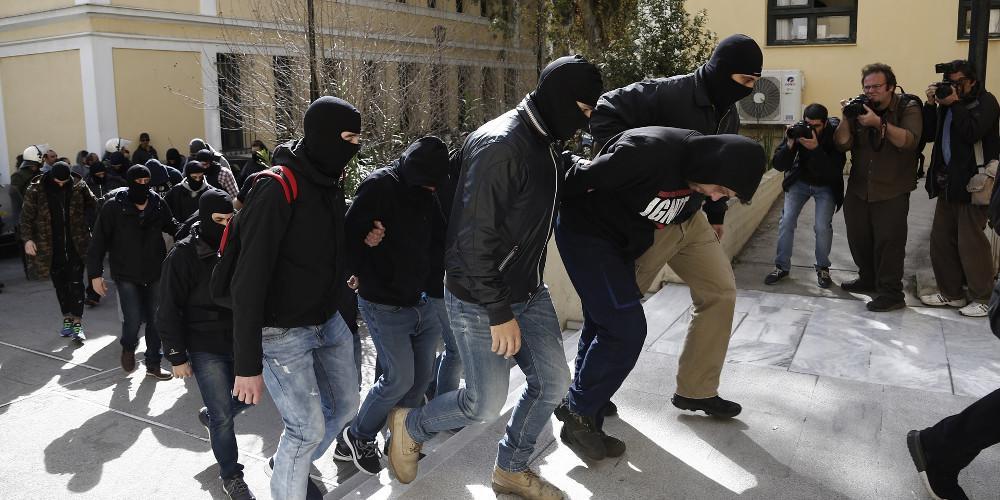 Προφυλακιστέοι τέσσερις κατηγορούμενοι για τη συμμετοχή στην ακροδεξιά Combat 18