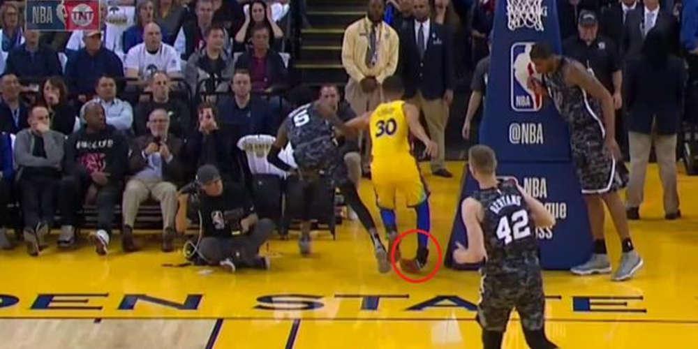 Ο Κάρι τραυμάτισε τον αστράγαλό του [βίντεο]