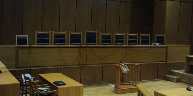 Ποινικός Κώδικας Συντάξεις δικαστικών Απατημένος ζητά αποζημίωση από την πρώην σύζυγο και τον εραστή της