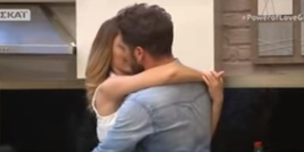 Power of love: Τα φιλιά στο στόμα μετά τον καυγά άρχισαν Δώρος και Αθηνά [βίντεο]