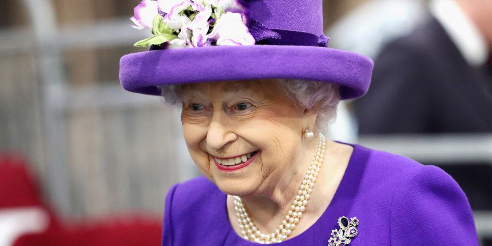 Ιδού το μυστικό της μακροζωίας της βασίλισσας Ελισάβετ – Πίνει 4 ποτά τη μέρα!