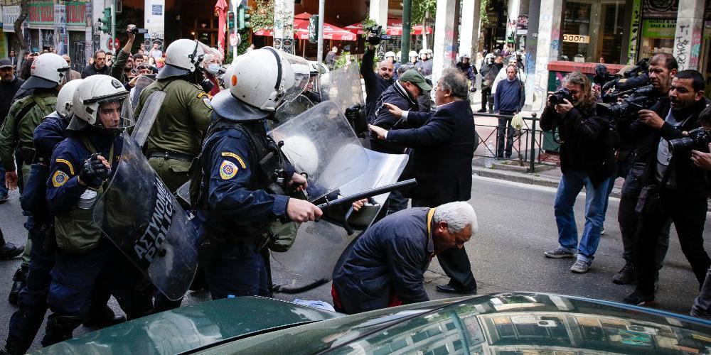 Άγριο ξύλο από τα ΜΑΤ έξω από συμβολαιογραφείο στην Αθήνα [εικόνες & βίντεο]