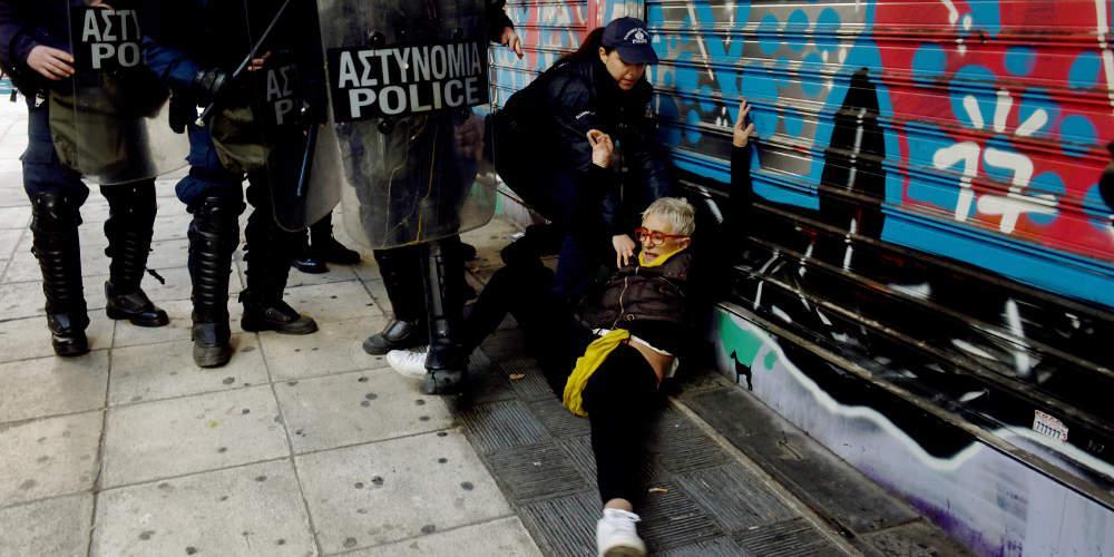 Δικογραφία για τα επεισόδια έξω από συμβολαιογραφικό γραφείο - Τρεις συλλήψεις [εικόνες & βίντεο]