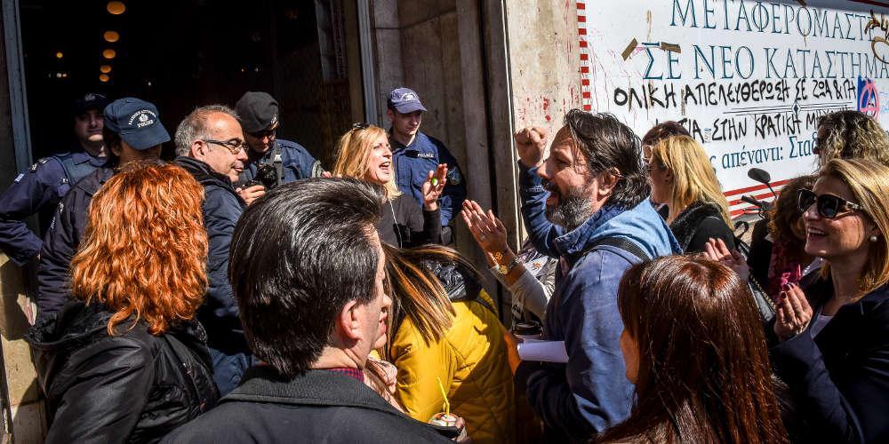 Κατάληψη του υπουργείου Εσωτερικών από συμβασιούχους του προγράμματος «Βοήθεια στο Σπίτι»