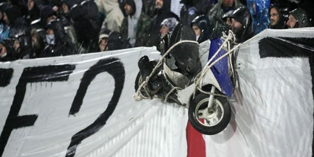 Απίστευτο: Με ασθενοφόρο πέρασαν μηχανάκι οι οπαδοί του ΠΑΟΚ στην Τούμπα