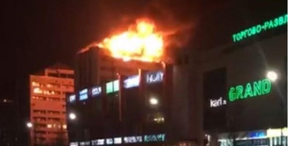 Μεγάλη φωτιά σε πολυκατοικία στην Ρωσία [βίντεο]