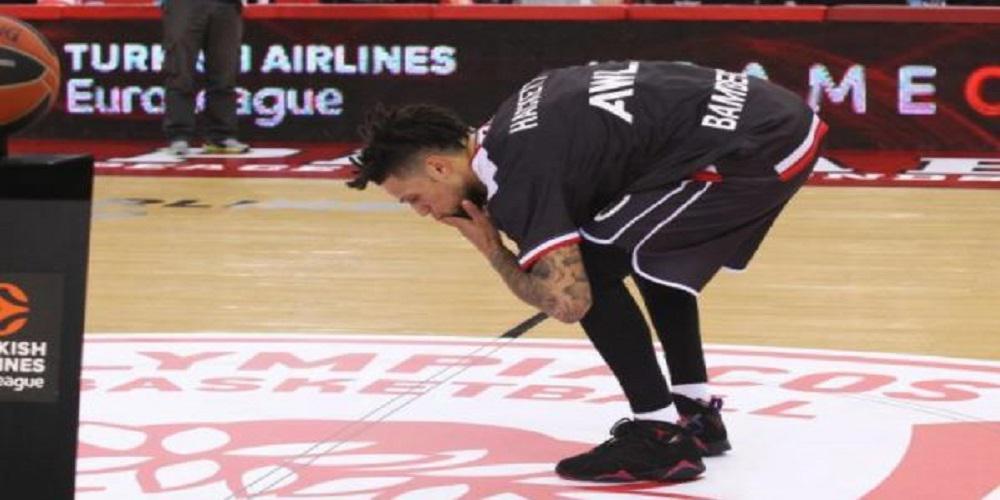 Συγκινητική κίνηση Χάκετ - Φίλησε τον «έφηβο» στο παρκέ του ΣΕΦ! [βίντεο]