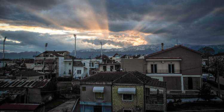 Πρόγνωση καιρού: Ζέστη και συννεφιά σήμερα – Με βροχές οι εκλογές