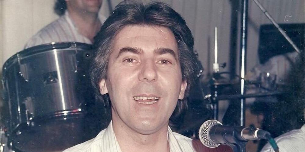 Εγκεφαλικό υπέστη γνωστός τραγουδιστής – Νοσηλεύεται σε κέντρο αποκατάστασης