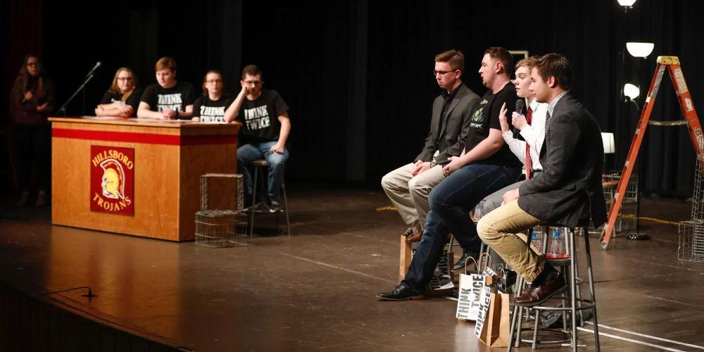 Έξι έφηβοι σπάνε το κατεστημένο και κατεβαίνουν για κυβερνήτες στο Κάνσας!