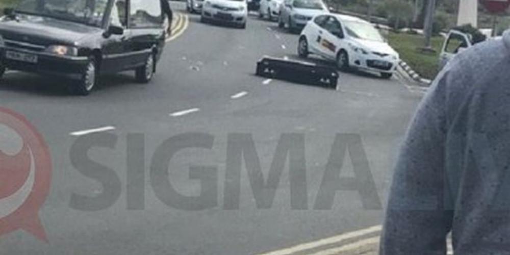 Απίστευτο: Φέρετρο με τον νεκρό μέσα έπεσε στην μέση του δρόμου [εικόνα & βίντεο]