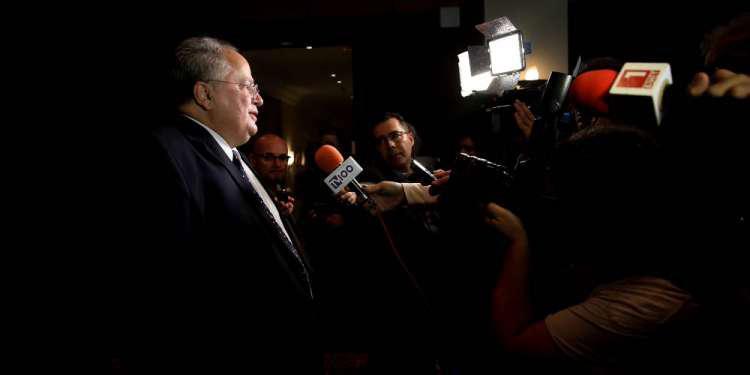 Στα Σκόπια ο Κοτζιάς: Σε βαρύ κλίμα και με «χάσμα» η διαπραγμάτευση