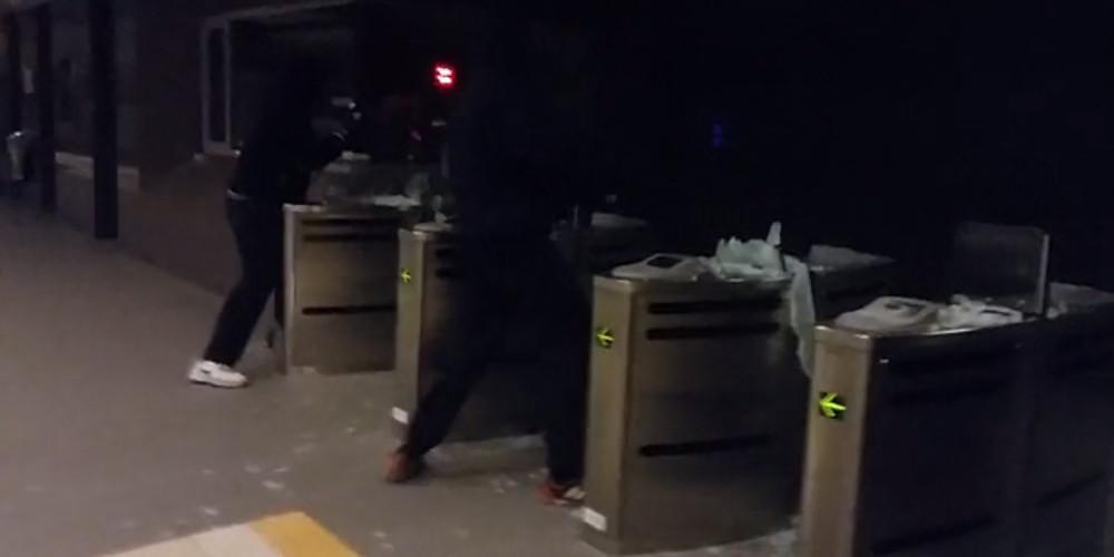 Βίντεο ντοκουμέντο: Η στιγμή που κουκουλοφόροι σπάνε ακυρωτικά μηχανήματα στον «Περισσό»