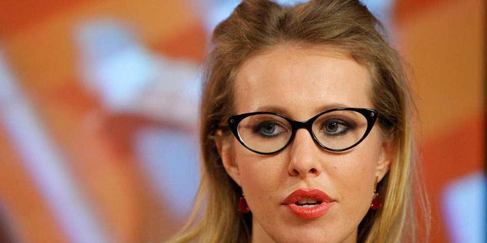 Άγνωστος έσπρωξε και μπουγέλωσε την υποψήφια πρόεδρο της Ρωσίας Ξένια Σαμπτσάκ