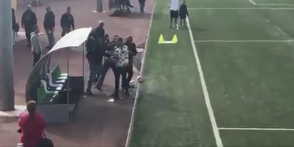 Απίστευτο ξύλο πατέρα με προπονητή μέσα στο γήπεδο, στην Ισπανία [βίντεο]