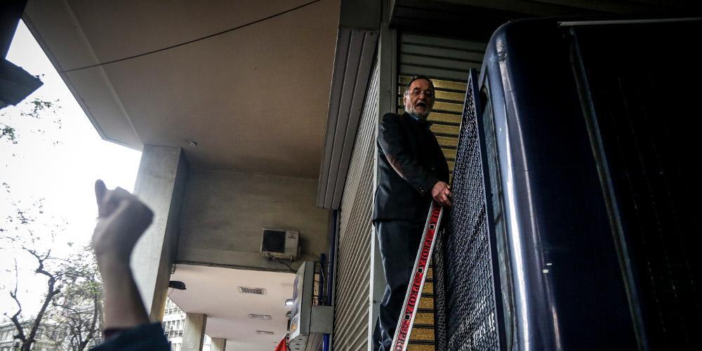 Οργισμένη ανακοίνωση από την Ένωση φωτορεπόρτερ για παρακολουθήσεις από την Ασφάλεια