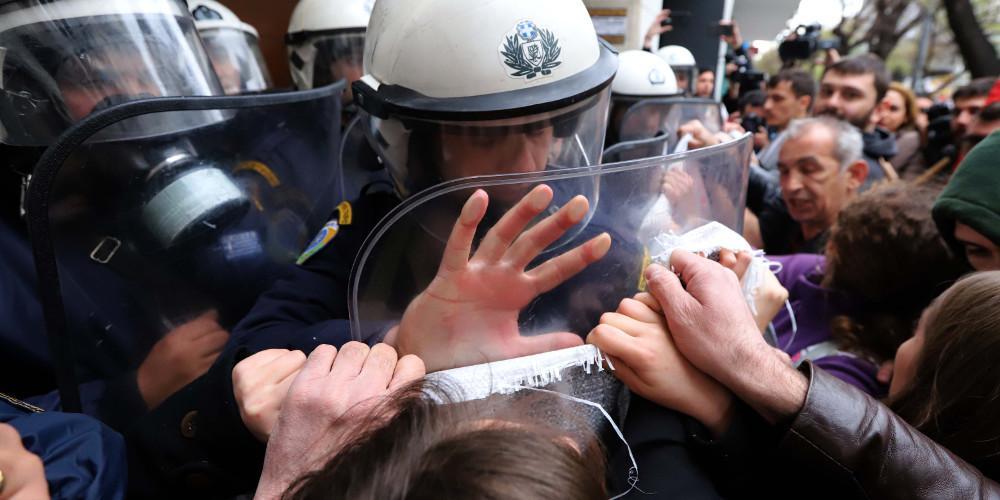 ΜΑΤ τραυμάτισαν δημοσιογράφο του ΣΚΑΙ έξω από συμβολαιογραφείο στο Κολωνάκι