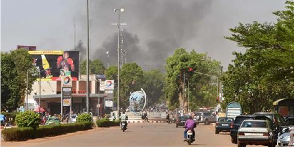 Eπίθεση εναντίον της γαλλικής πρεσβείας στην Μπουρκίνα Φάσο με 28 νεκρούς [βίντεο]