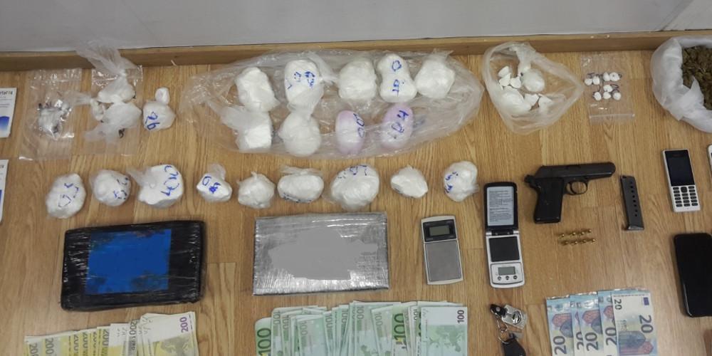 Eξαρθρώθηκε σπείρα που διακινούσε ναρκωτικά σε περιοχές της Αττικής [εικόνες]