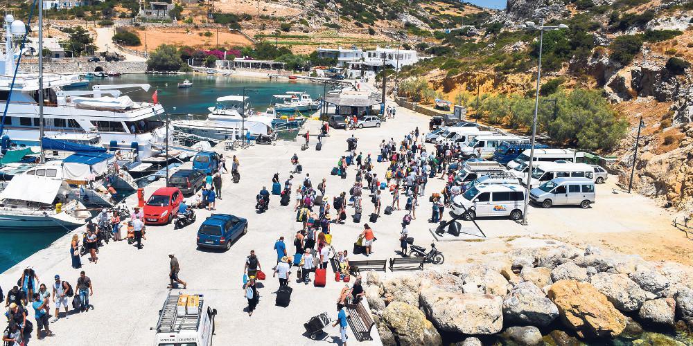 Δημιουργική λογιστική σε εισιτήρια και προϊόντα για να χρυσώσουν το χάπι από το 24% ΦΠΑ στα νησιά