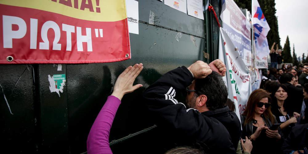 Εισβολή φοιτητών στο υπουργείο Παιδείας