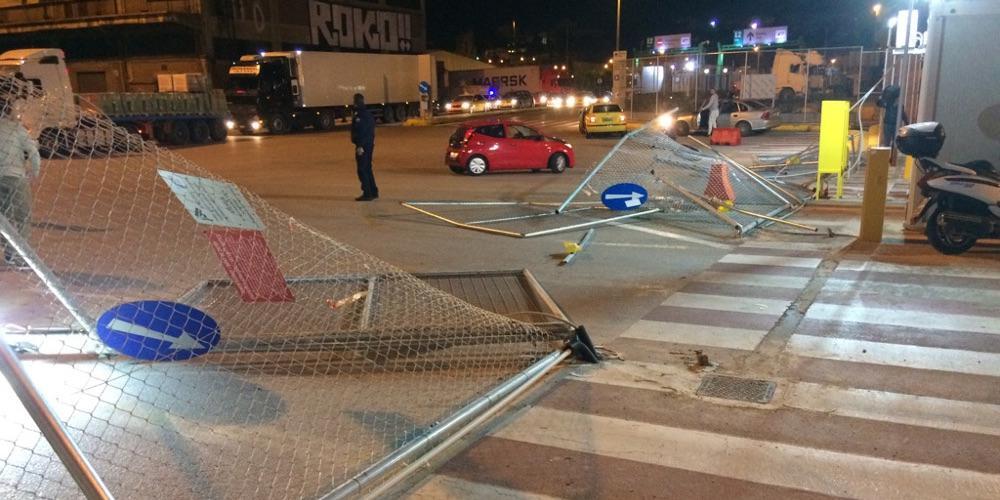 Μέλη του ΠΑΜΕ προκάλεσαν ζημιές στην περίφραξη των πυλών Ε2 και Ε4 στο λιμάνι του Πειραιά