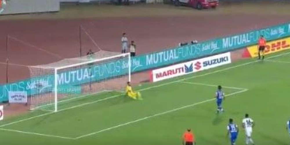 Σκόραρε πέναλτι σε στυλ Πανένκα και ζήτησε συγγνώμη από τον τερματοφύλακα!