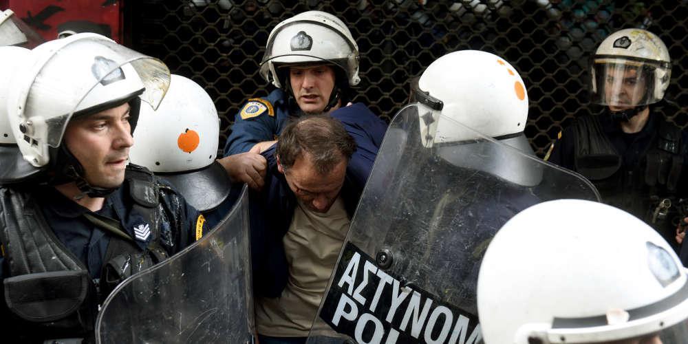 Αγριο ξύλο έξω από συμβολαιογραφικό γραφείο στην Πάτρα [βίντεο]