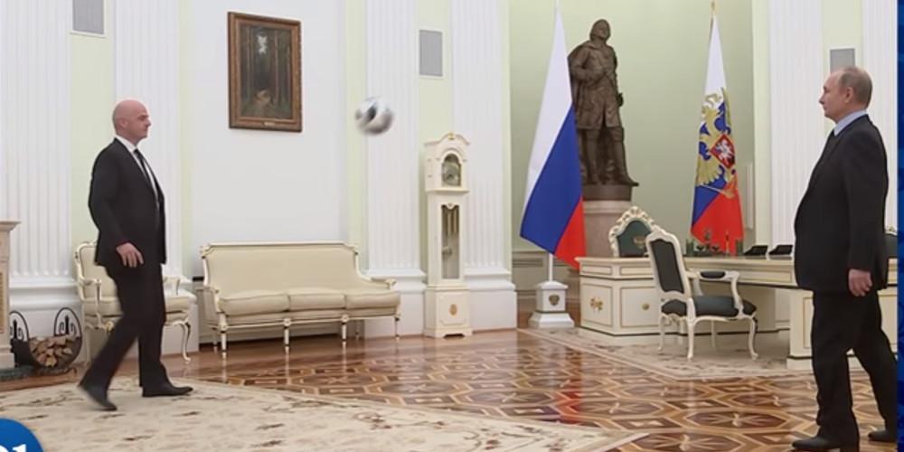 Ποδόσφαιρο μέσα στο Κρεμλίνο παίζει ο Πούτιν με τον πρόεδρο της FIFA [βίντεο]