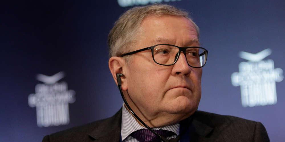 Εύσημα από Ρέγκλινγκ στο Eurogroup: Καλύτερα από τις προβλέψεις η ελληνική οικονομία