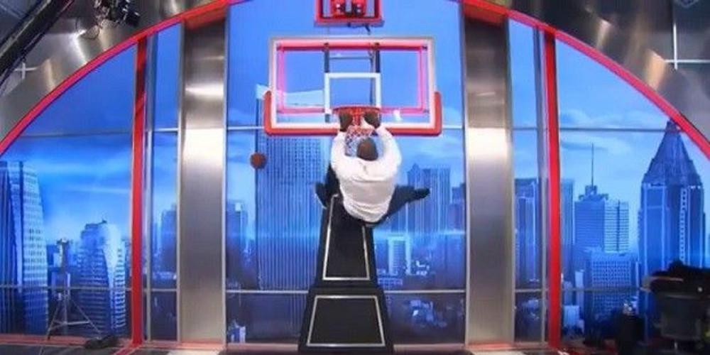 Μοναδικός Σακίλ Ο’ Νιλ: Έβγαλε το σακάκι του και κάρφωσε στο στούντιο [βίντεο]