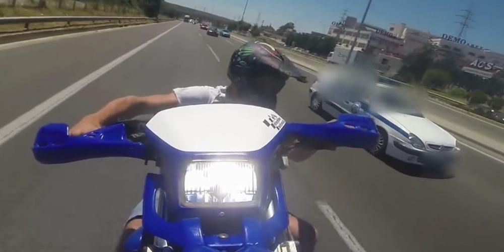 Απίστευτο: Κάνει σούζα στην Εθνική Οδό και είχε δίπλα του περιπολικό της ΕΛ.ΑΣ. [βίντεο]