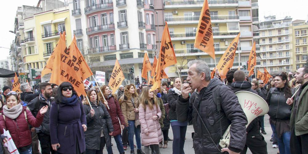 «Ντου» εκπαιδευτικών στα γραφεία του ΣΥΡΙΖΑ στη Θεσσαλονίκη