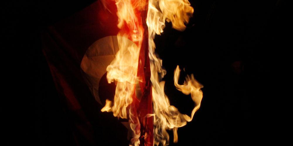 Οι Τούρκοι ζητούν συλλήψεις ακροδεξιών που έκαψαν την τουρκική σημαία στην Αθήνα
