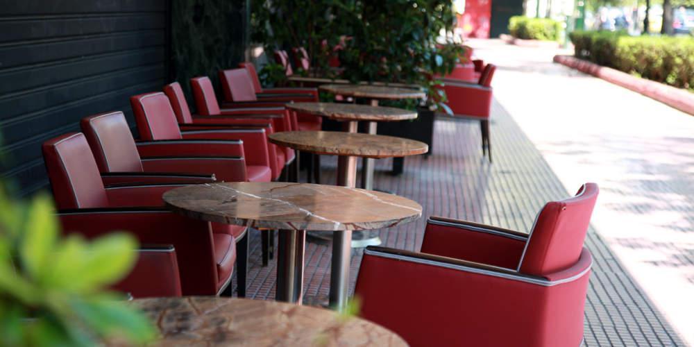 Αλλάζουν τα μαγαζιά της Αθήνας: Με μία κίτρινη γραμμή θα οριοθετούνται τα τραπεζοκαθίσματα