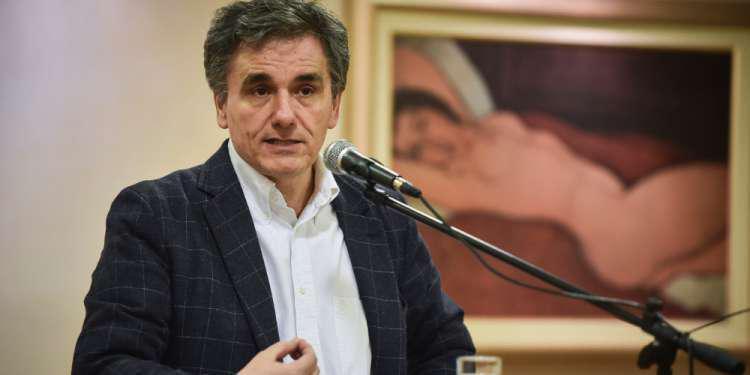 Viral η φωτογραφία του Τσακαλώτου με «γυμνή γυναίκα»σε ομιλία του για την έξοδο από την κρίση