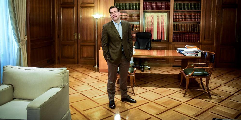 Ερωτηματικά για τις μετατάξεις με υπογραφή Τσίπρα στο γραφείο του Πρωθυπουργού