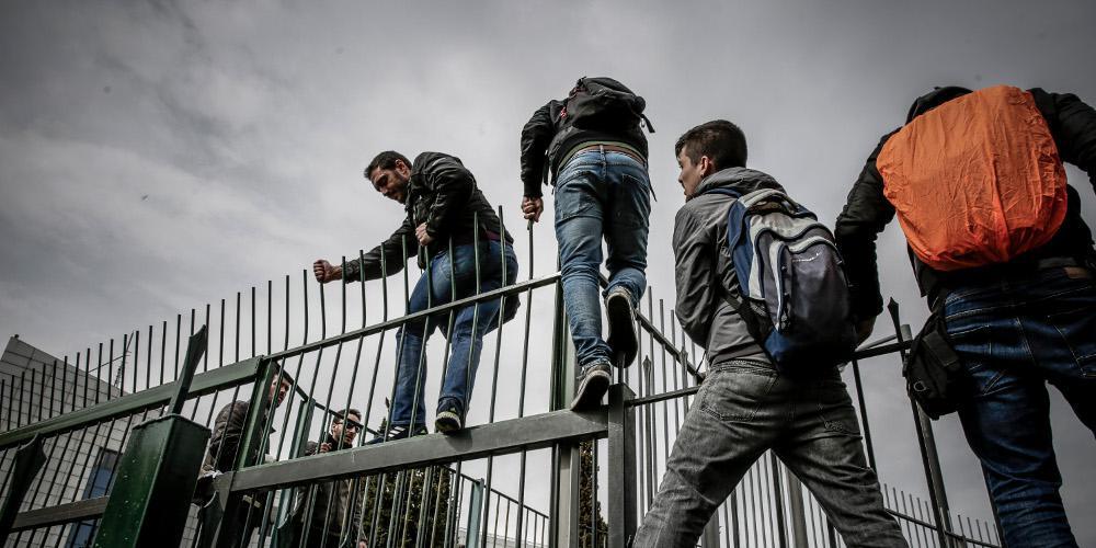 Εισβολή εκπαιδευτικών στο υπ. Παιδείας – Υπάρχουν τραυματίες