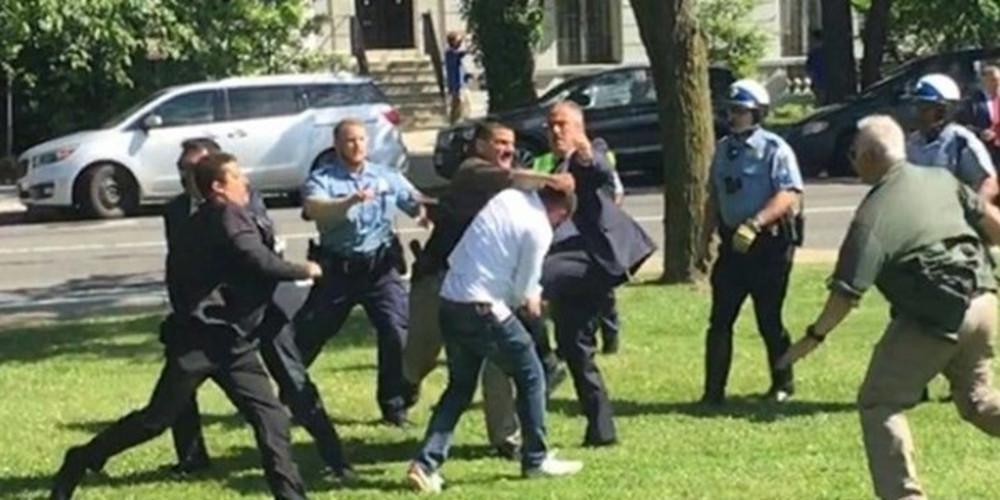 Στη φυλακή δύο Τούρκοι για τα επεισόδια έξω από την τουρκική πρεσβευτική κατοικία στην Ουάσιγκτον