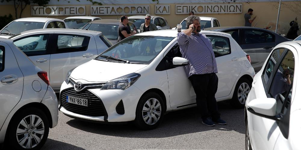 Κατεβάζει… σημαία το UberX και αφήνει στον «αέρα» 1.300 οδηγούς που έκαναν «κούρσες»