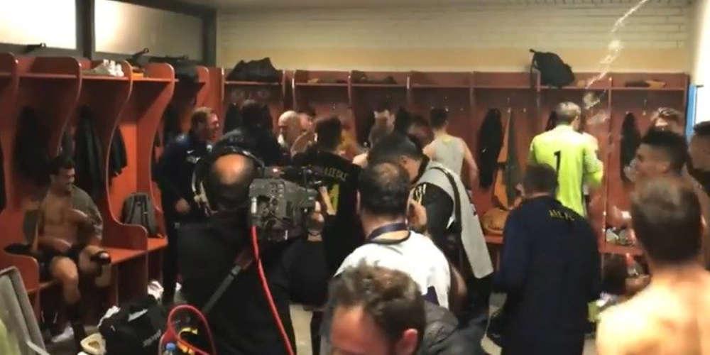 To πάρτι των παικτών της ΑΕΚ στα αποδυτήρια του ΟΑΚΑ