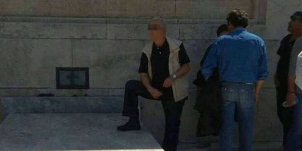 Σάλος με τον συνδικαλιστή που πατά το μνημείο του Αγνωστου Στρατιώτη [εικόνα]