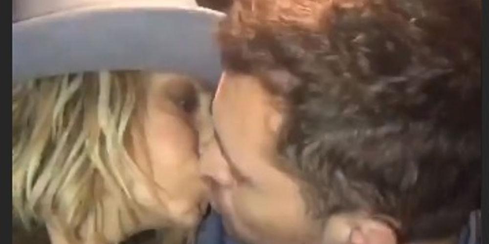 Το καυτό φιλί στο στόμα της Άννας Βίσση με νεαρό συνεργάτη της