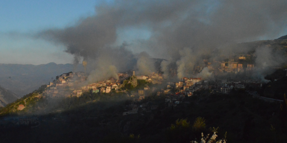 Χαμένη στους καπνούς από το ψήσιμο των αρνιών η Αράχωβα [εικόνες]
