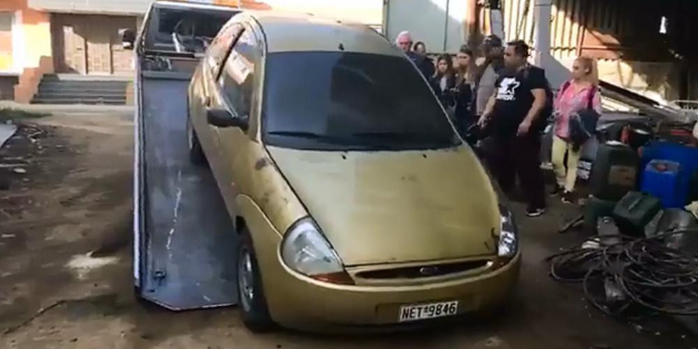 Απίστευτο: Δημιουργεί έργα τέχνης σε σκονισμένα παρμπρίζ [βίντεο]